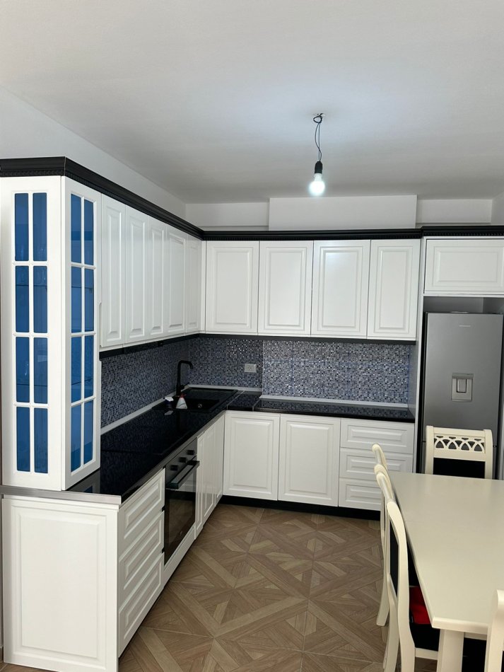 Tirane, jepet me qera apartament 2+1+Ballkon Kati 3, 102 m² 430 € (rruga sokrat miho)