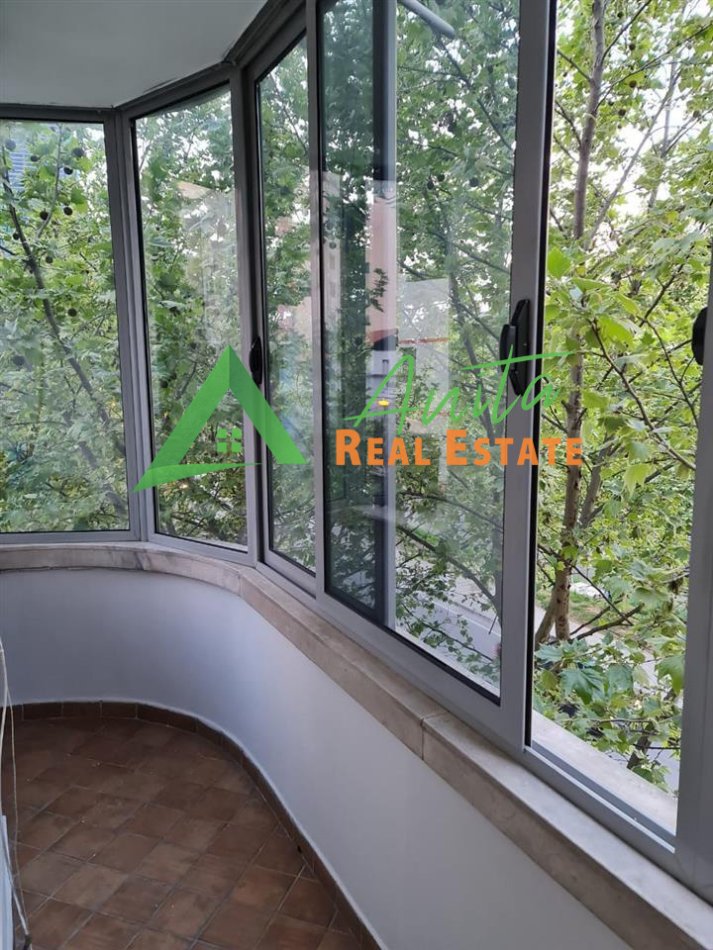 Tirane, jepet me qera apartament 1+1 Kati 3, 80 m² 550 € (Blv Bajram Curri)