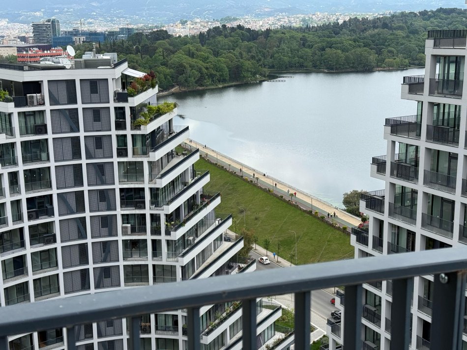 Tirane, jepet me qera ambjent biznesi Kati 15, 190 m² 5.000 € (liqeni artificial)
