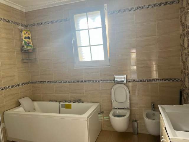 Tirane, jepet me qera Vile 3+1+BLK Kati 2, 179 m² 600 Euro (Rruga Enver Begeja)