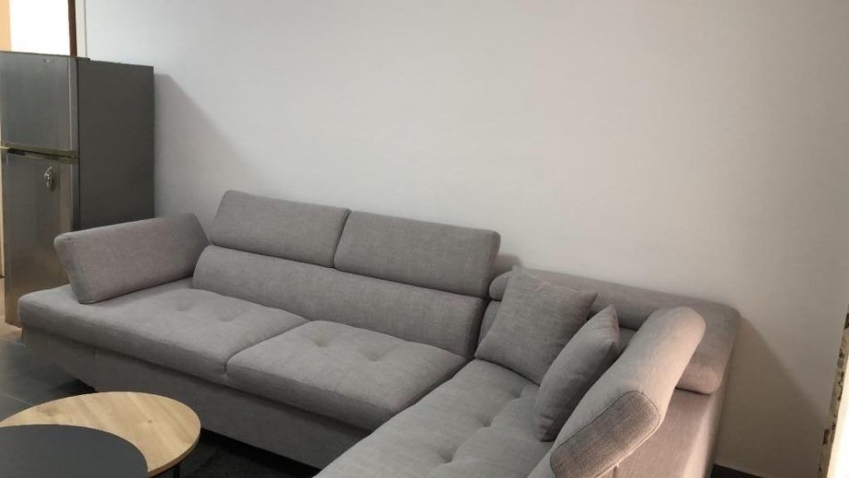 Tirane, jepet me qera apartament 1+1+Ballkon Kati 4, 65 m² 350 € (Shkoze pallatet e tom doshit)
