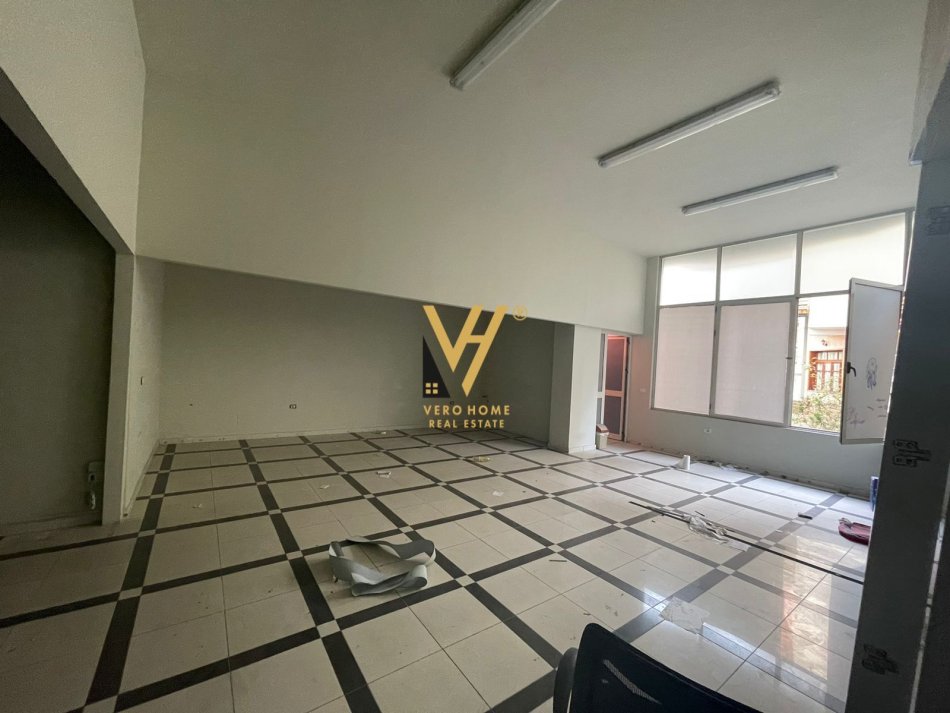 Tirane, jepet me qera ambjent biznesi Kati 1, 93 m² 650 € (SELITE)