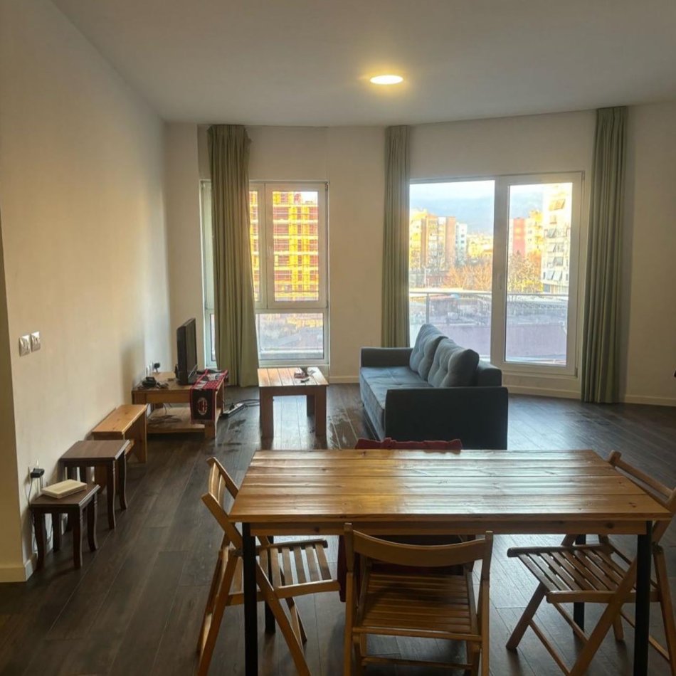 Tirane, jepet me qera apartament 3+1+Ballkon Kati 4, 170 m² 1.000 € (Fusha e Aviacionit)