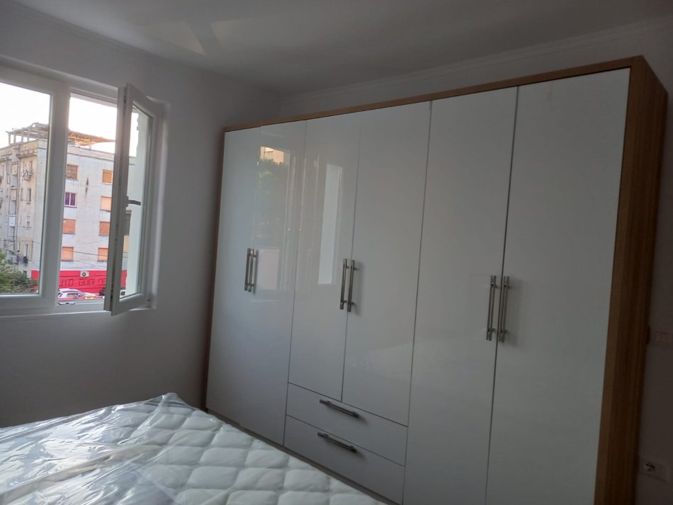 Tirane, jepet me qera apartament 2+1+Ballkon Kati 3, 80 m² 600 € (Rruga Asim Vokshi , perballe harry fultz)