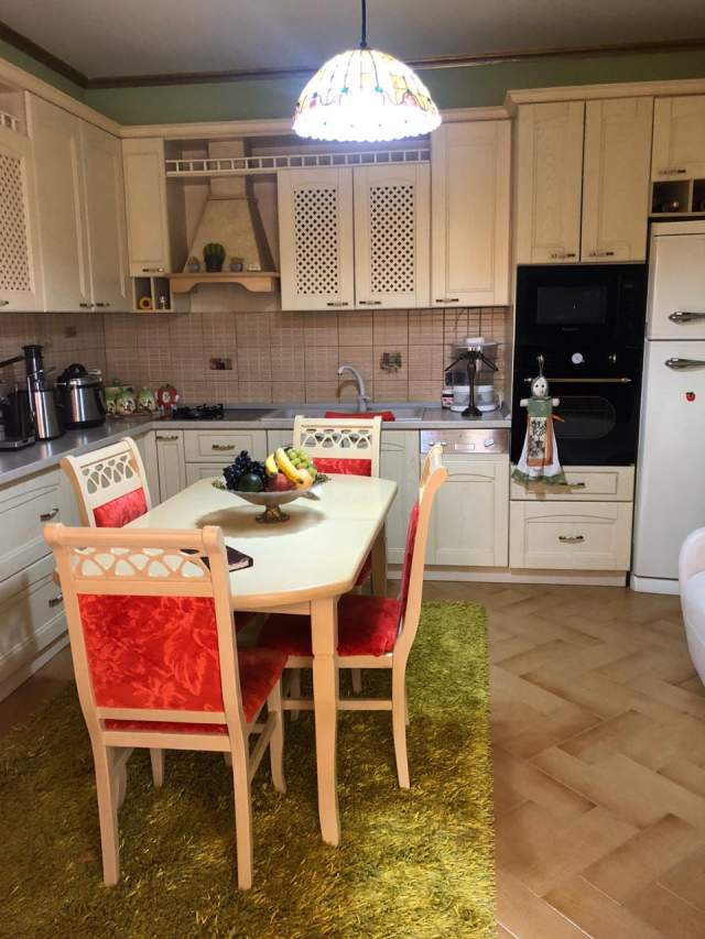 Tirane, jepet me qera Vile 4+1+BLK Kati 3, 300 m² 1.200 Euro (Medreseja)