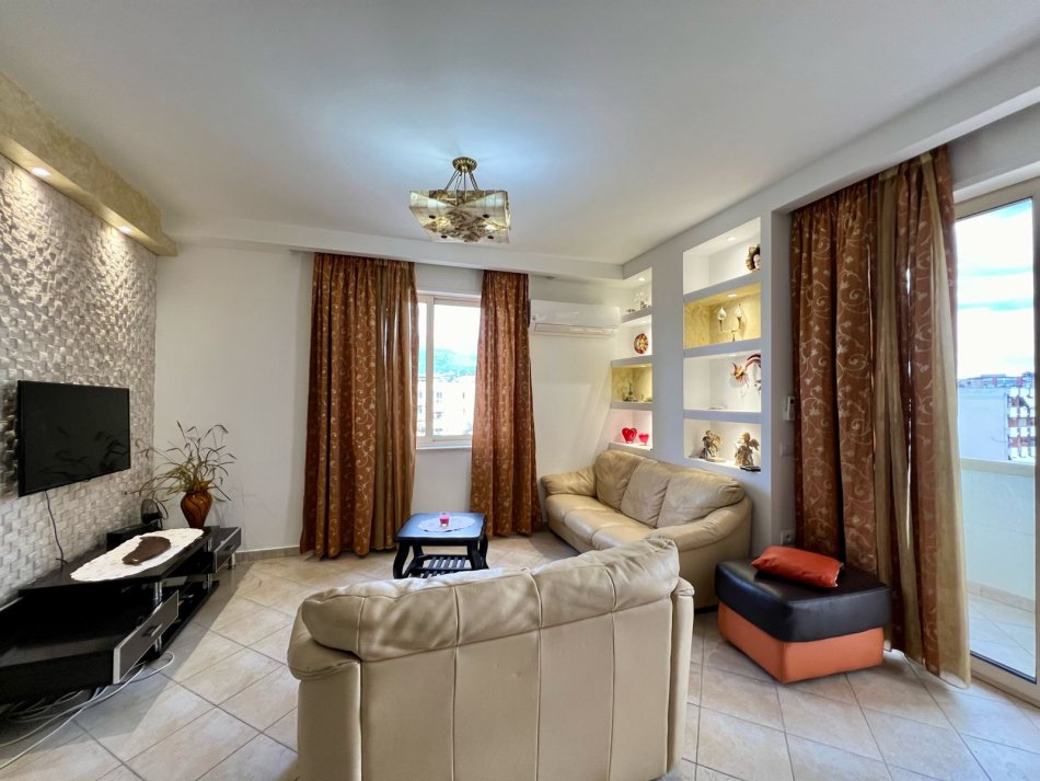 Tirane, jepet me qera apartament 2+1+A+BLK Kati 10, 130 m² 750 Euro (Rruga e Barrikadave)