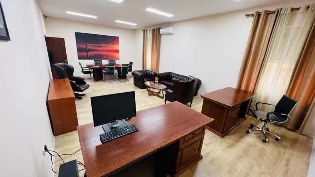 Tirane, jepet me qera zyre Kati 1, 180 m² 2.500 Euro (Rruga Reshit Collaku)