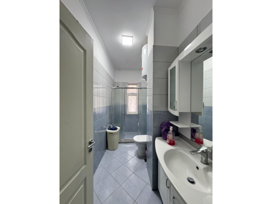 Tirane, jepet me qera apartament 2+1+Aneks+Ballkon , 115 m² 800 € (Liqeni i thate)