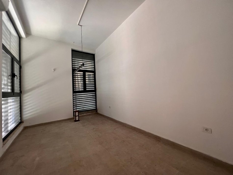 Tirane, jepet me qera ambjent biznesi Kati 0, 210 m² 2.700 € (Rruga barrikadave)