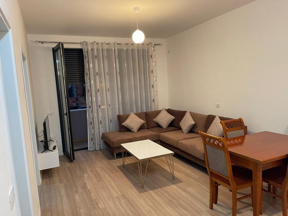 Tirane, jepet me qera apartament 1+1 Kati 2, 65 m² 600 € (Rruga Siri Kodra)