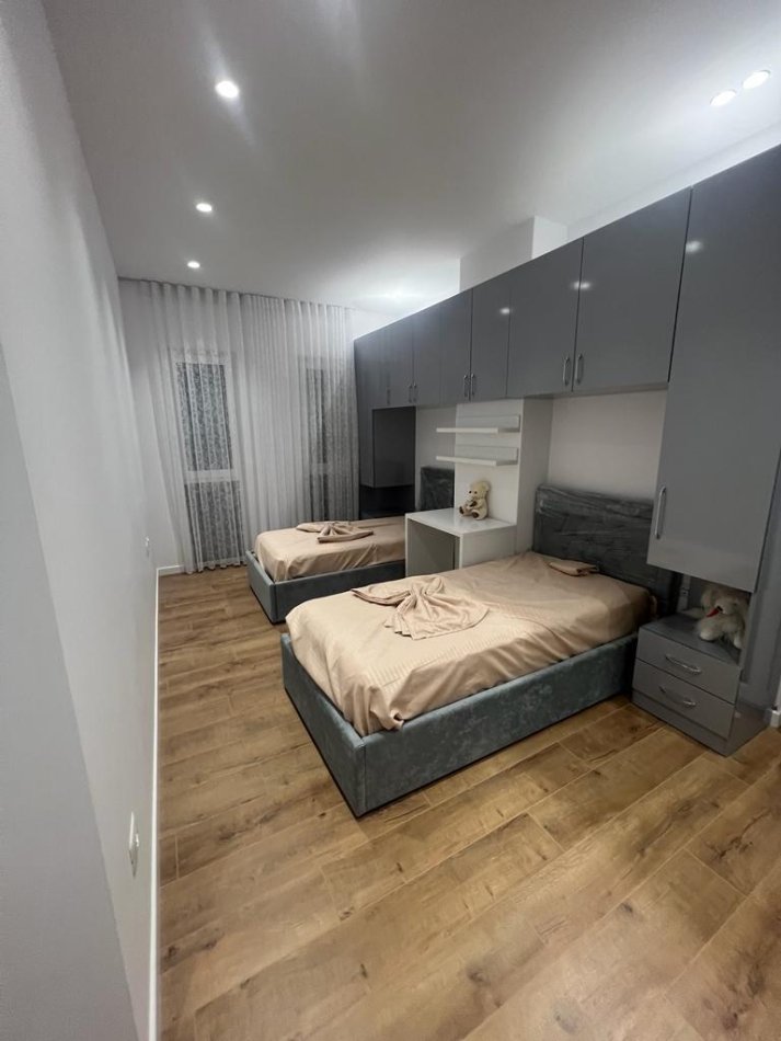 Tirane, jepet me qera apartament 2+1+Ballkon Kati 4, 174 m² 900 € (rruga 5 maji)