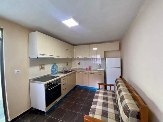 Tirane, jepet me qera Vile 2+1 Kati 1, 85 m² 320 Euro (Xhamlliku)