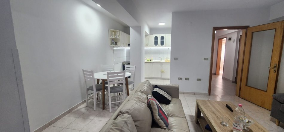 Tirane, jepet me qera apartament 2+1 Kati 1, 92 m² 650 € (Qender)