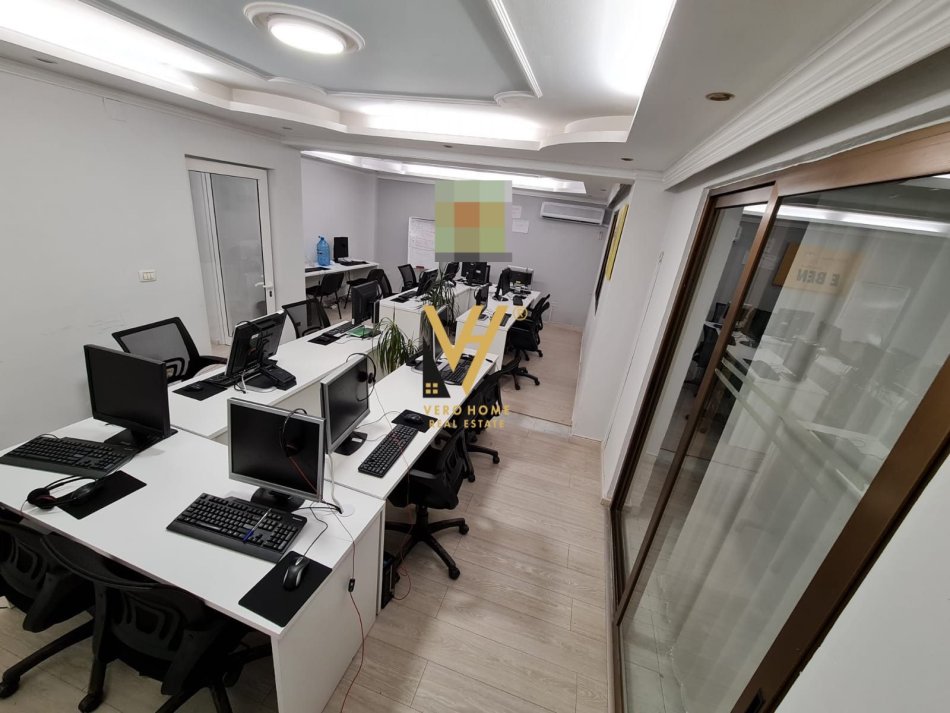 Tirane, jepet me qera zyre Kati 0, 120 m² 790 € (SHESHI WILLSON)