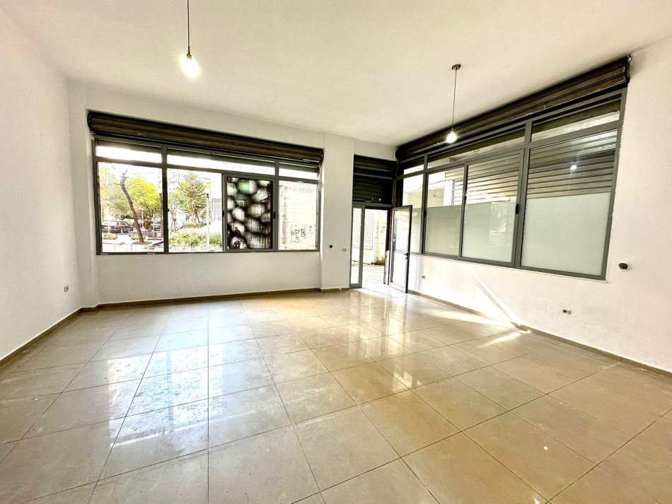 Tirane, jepet me qera ambjent biznesi Kati 0, 53 m² 300 € (Yzberisht)