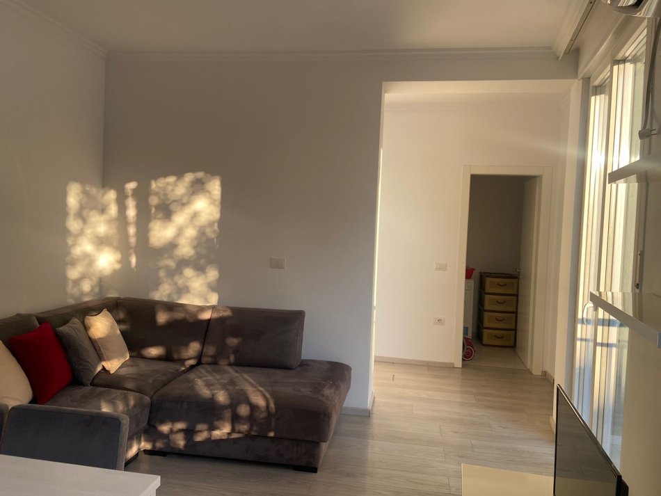Tirane, shitet apartament 1+1+Ballkon, Kati 1, 70 m² (rruga Ali Dem)