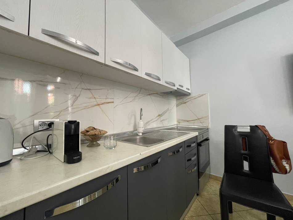 Tirane, jepet me qera apartament 2+1 Kati 1, 100 m² 800 € (Hoxha Tahsim)