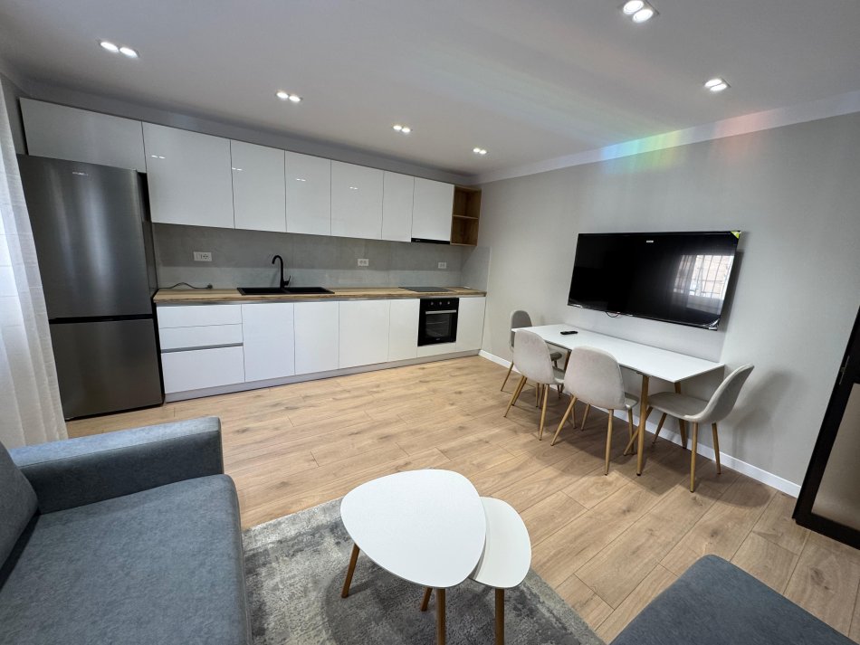 Tirane, jepet me qera apartament 1+1 Kati 2, 70 m² 600 € (rruga ismail qemali)