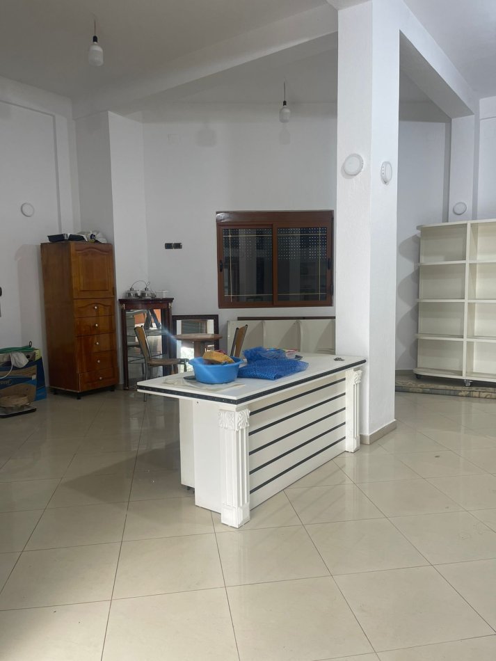 Tirane, jepet me qera ambjent biznesi Kati 0, 100 m² 800 € (Sanatorium)