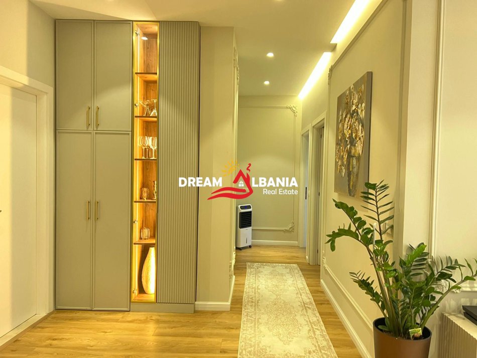 Tirane, shitet apartament 3+1+Ballkon , 185 m² 259.000 € 