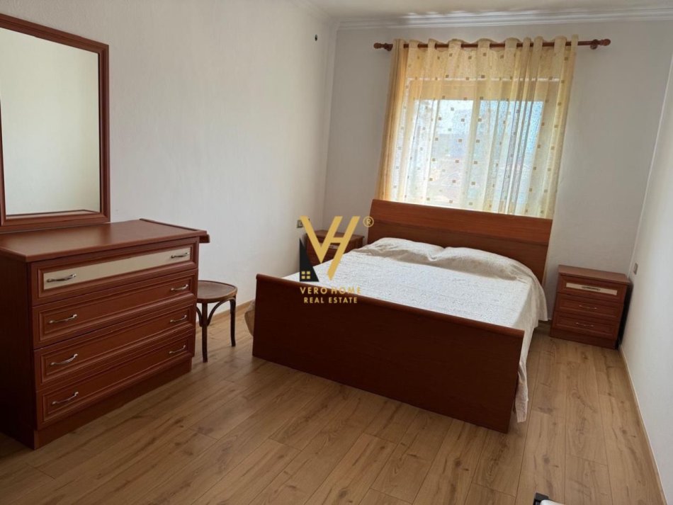 Tirane, jepet me qera apartament 3+1+Ballkon Kati 4, 105 m² 600 € (RRUGA BARDHYL)