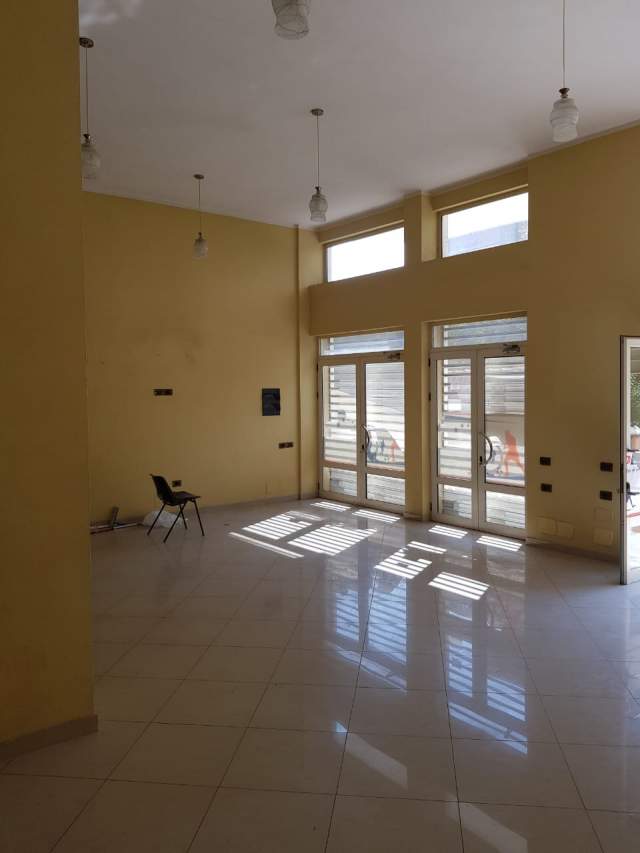 Elbasan, jepet me qera ambjent biznesi 210 m² 1.000 Euro