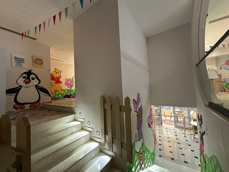Tirane, shitet ambjent biznesi Kati 0, 131 m² 350.500 € (Rruga Mine Peza)