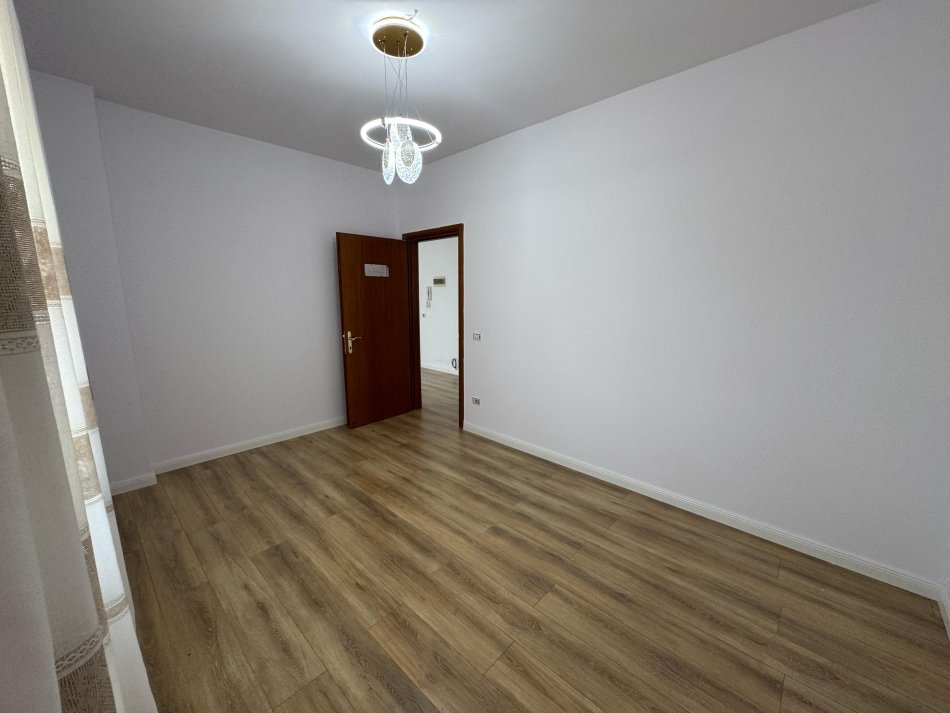 Tirane, shitet apartament 1+1 Kati 5, 54 m² 85.000 € (rruga e qelqit)