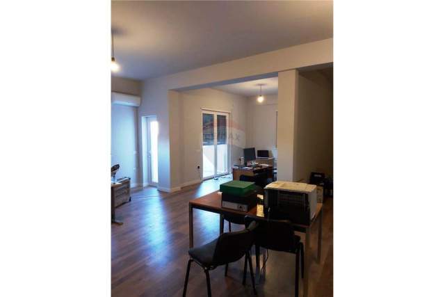 Tirane, jepet me qera zyre 90 m² 400 Euro (Tek Selvia)