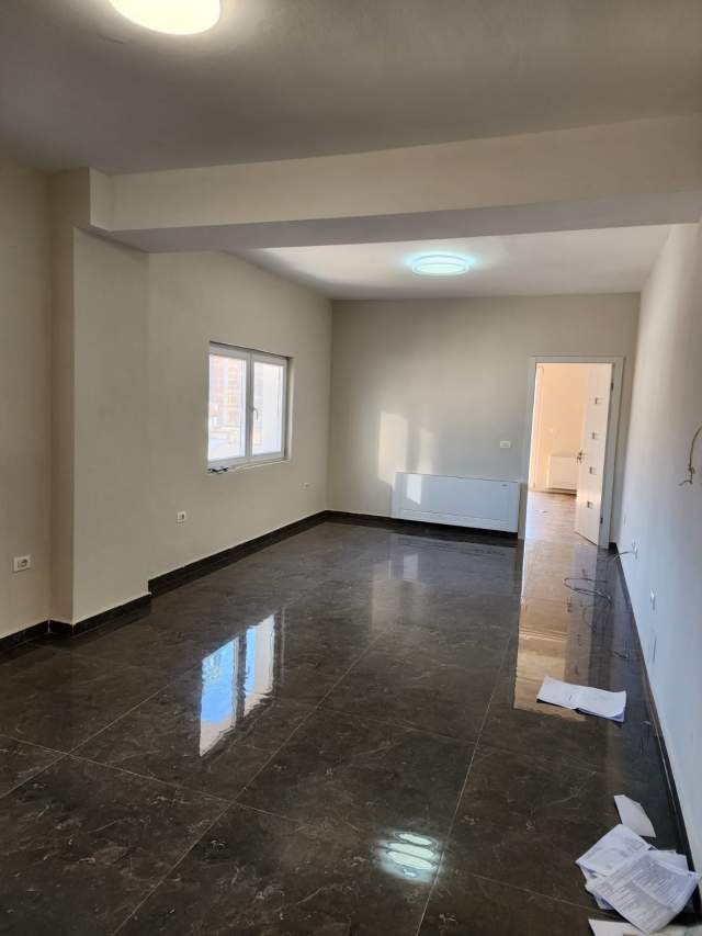 Tirane, jepet me qera zyre Kati 3, 95 m² 950 Euro (Rruga Cameria)