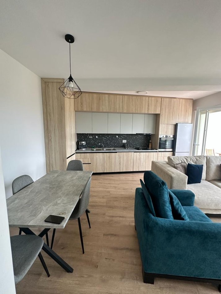Tirane, jepet me qera apartament 2+1+Ballkon Kati 4, 100 m² 550 € (Liqeni i Thate)