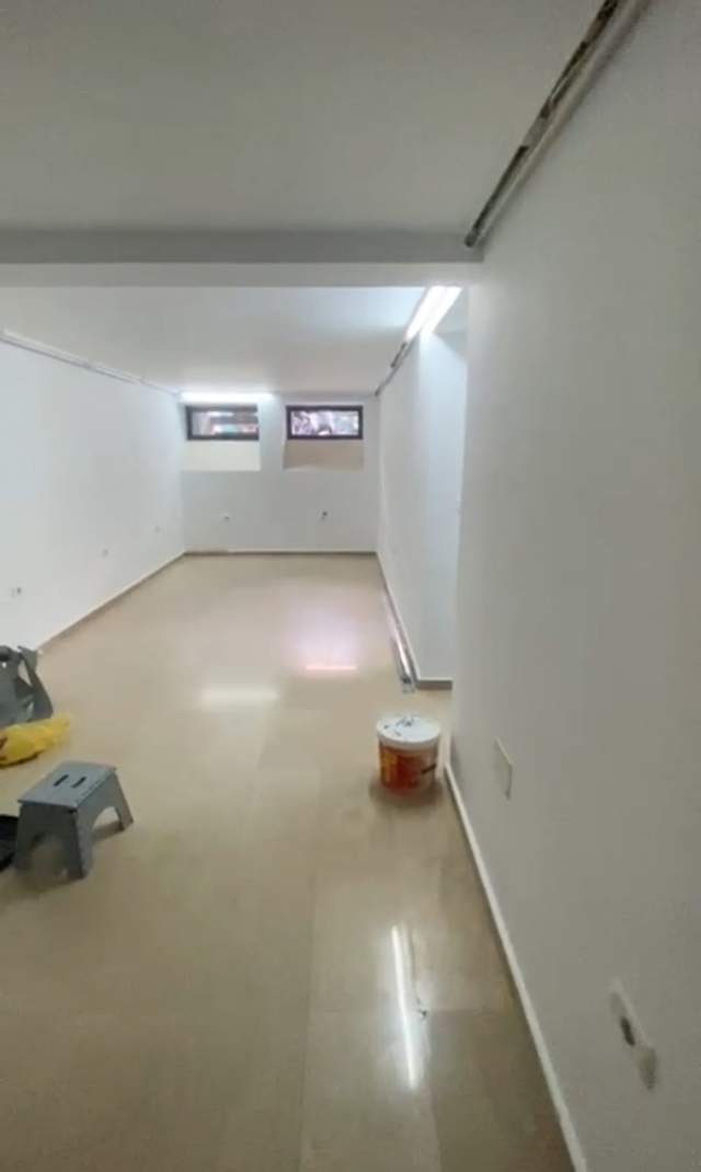 Tirane, jap me qera dyqan Kati 0, 70 m² 1.300 Euro (Rruga Urani Pano)