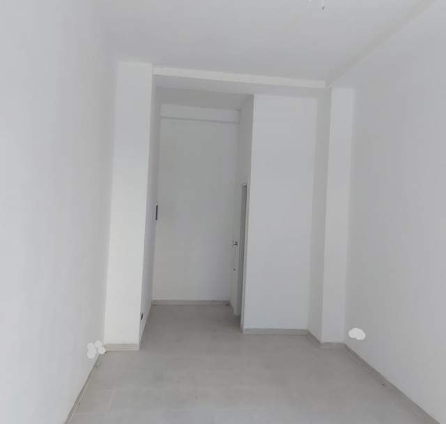 Tirane, jap me qera dyqan Kati 0, 30 m² 400 Euro (Kavajes)