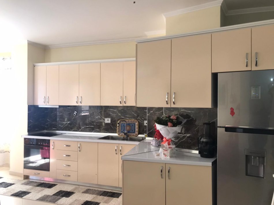 Tirane, jepet me qera apartament 2+1+Ballkon Kati 4, 112 m² 400 € (në Rrugën Marie Kraja, pranë fabrikës së miellit Tirane.)