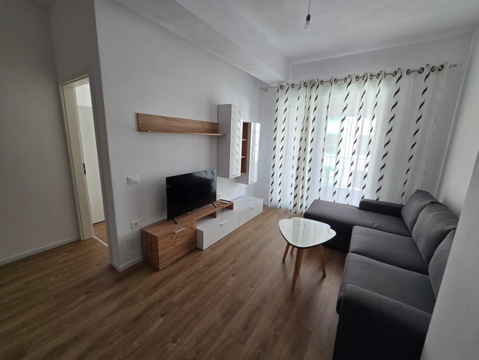 Tirane, jepet me qera apartament 1+1 Kati 4, 70 m² 400 € (Ali Dem)