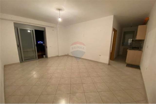 Tirane, jepet me qera apartament 1+1+BLK Kati 7, 60 m² 250 Euro (Casa Italia)