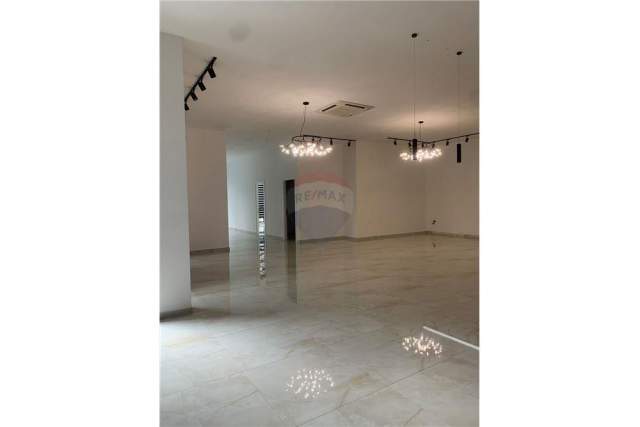 Tirane, jepet me qera zyre Kati 1, 240 m² 3.200 Euro (Rruga e Dibres)