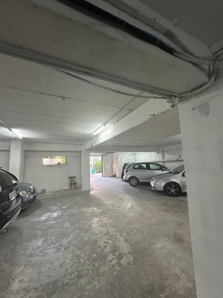 Tirane, jepet me qera garazh Kati 0, 450 m² 1.900 € (Mbikalimi i Komunes)