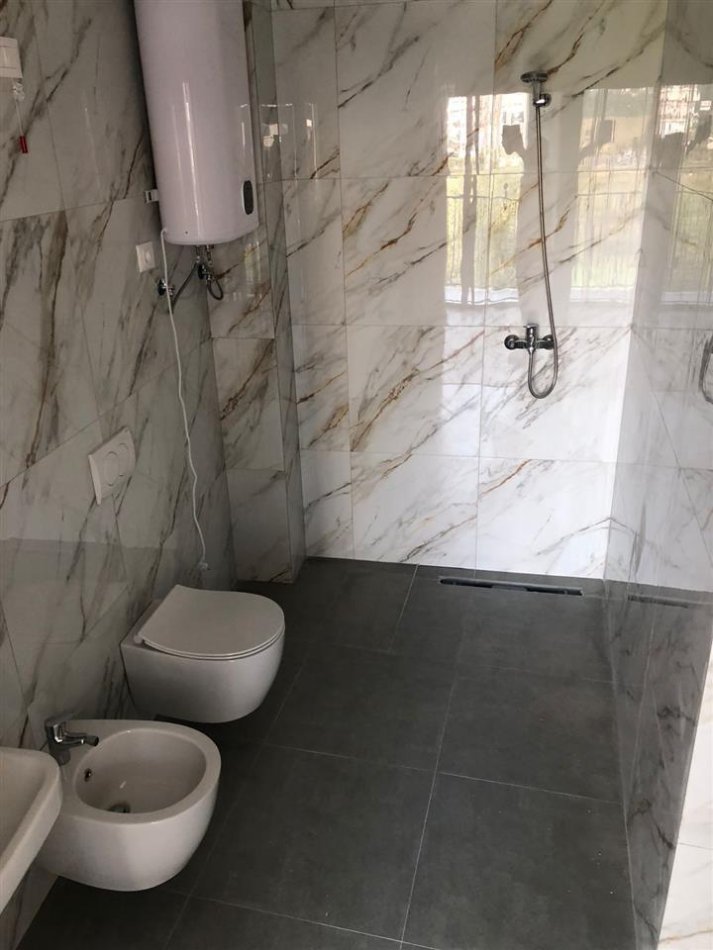 Tirane, jepet me qera zyre Kati 3, 120 m² 1.300 € (Vasil Shanto)