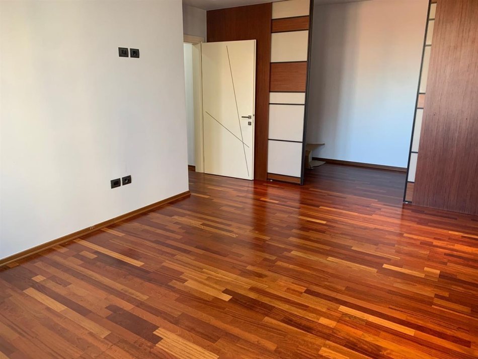 Tirane, jepet me qera ambjent biznesi Kati 3, 170 m² 1.400 € (Sheshi Wilson)