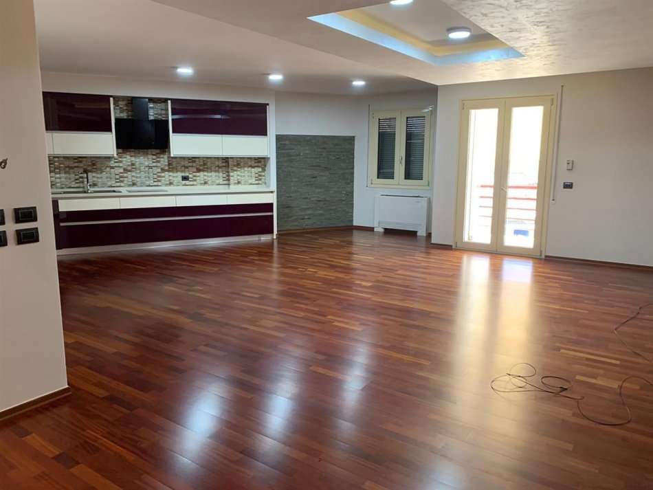 Tirane, jepet me qera ambjent biznesi Kati 3, 170 m² 1.400 € (Sheshi Wilson)