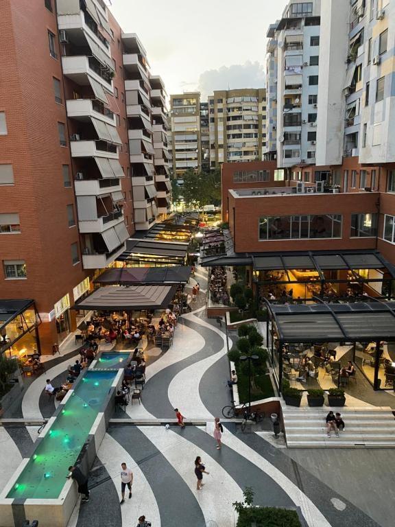 Tirane, jepet me qera ambjent biznesi Kati 1, 100 m² 800 €