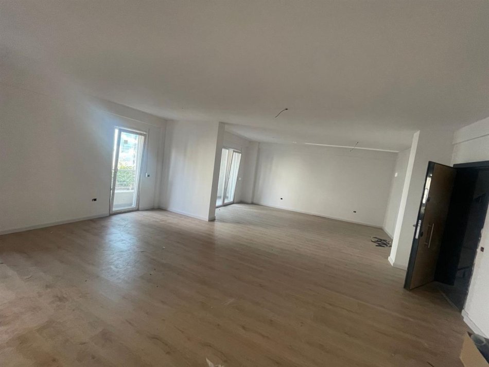 Tirane, shitet zyre Kati 1, 100 m² 310.000 € (Komuna Parisit)