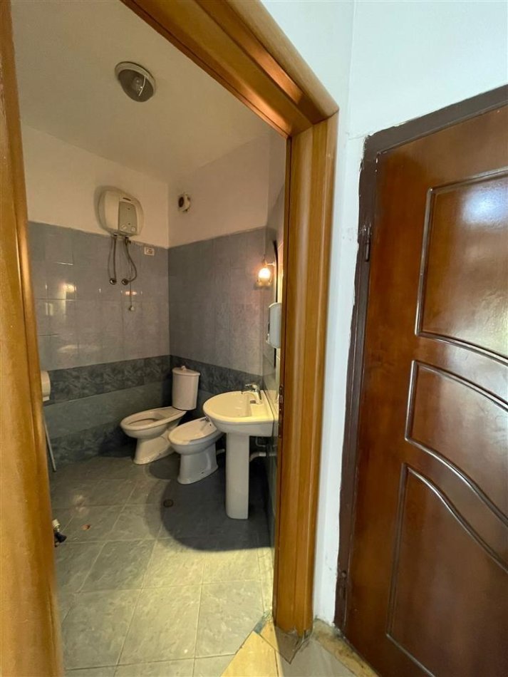 Tirane, shitet ambjent biznesi Kati 2, 60 m² 180.000 € (Islam Alla)