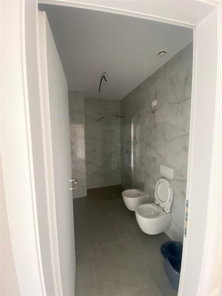 Tirane, jepet me qera zyre Kati 3, 119 m² 1.100 € (Lake View)