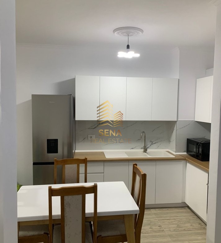 Tirane, jepet me qera apartament 1+1+Ballkon , 65 m² 500 € (Rruga e Kavajes)