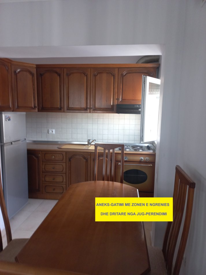 Shitet: Apartament rinovuar e mirëmbajtur,tipit 2+1 me 2-ballkone, 1-banjo, sip.73m2, defakto 81m2, kati 5-të, pallat ekzistues tulle e kuqe plot, Cmimi 135'milion/Lekë, në rrugën Q.Guranjaku, tek Drejtoria Higjenës, 50m nga Liceut Artistik "Jordan Misja"/ rruga Elbasanit Ambasada Amerikane. Tirane