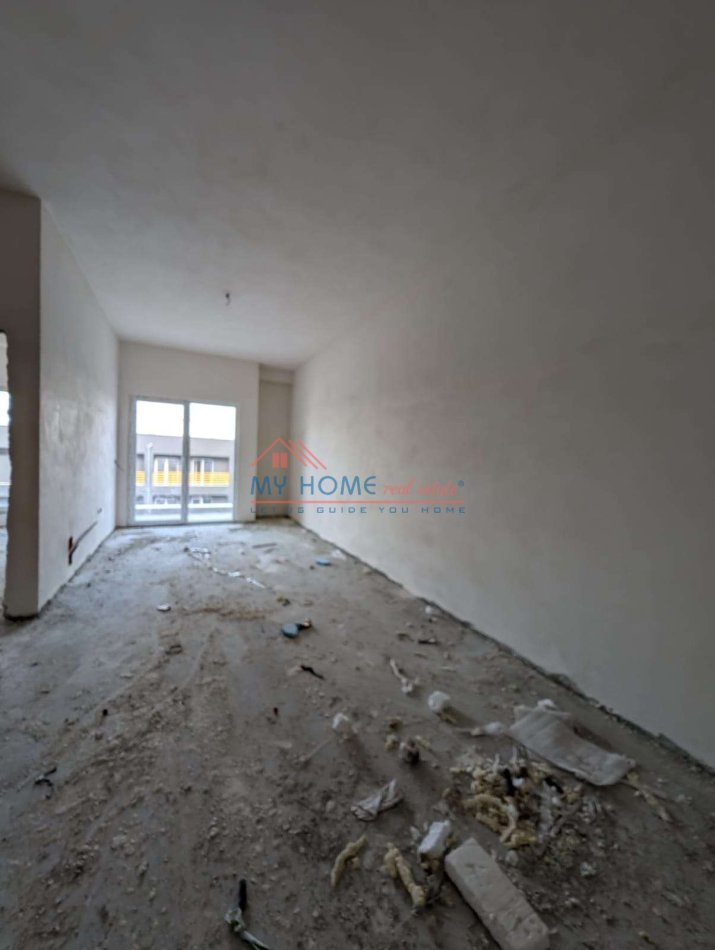 Tirane, shitet apartament Kati 8, 