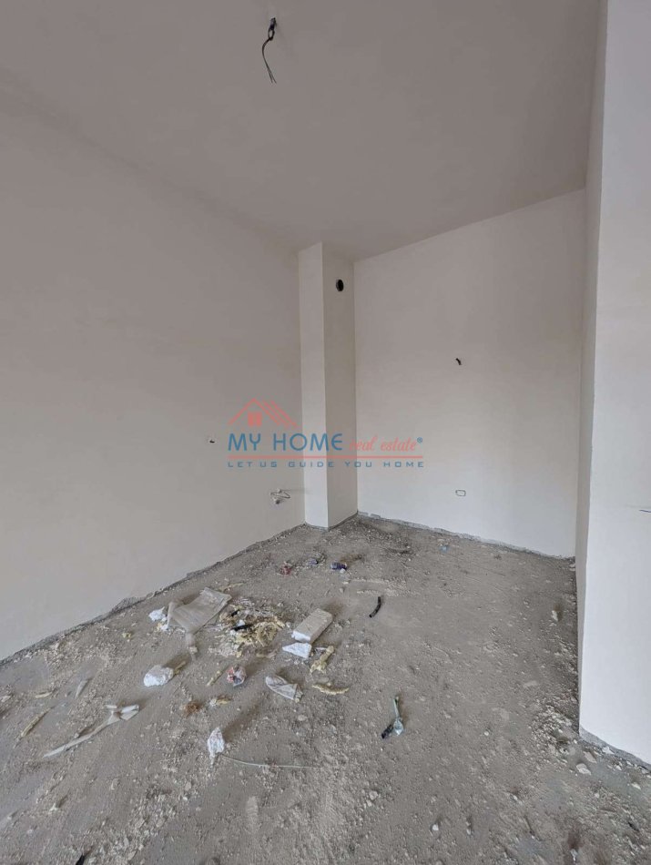 Tirane, shitet apartament Kati 8, 