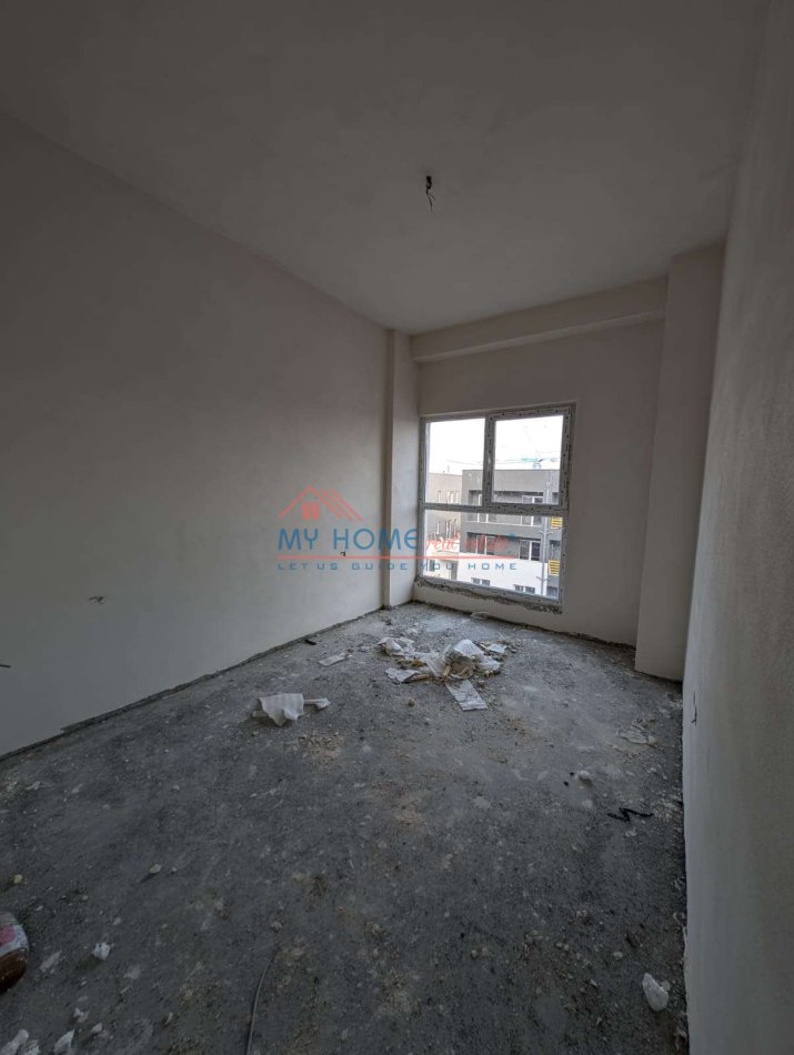 Tirane, shitet apartament Kati 8, 
